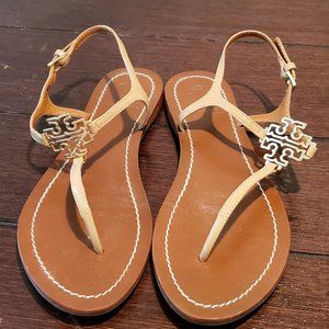 Tory Burch Flat Thong Sandal Sz 5M Nude Patent Leather-Dainty Strap-Gold Emblem